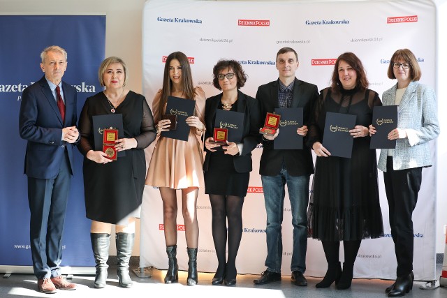 Na zdjęciu z nagrodami prezentują się przedstawiciele zwycięskich szkół