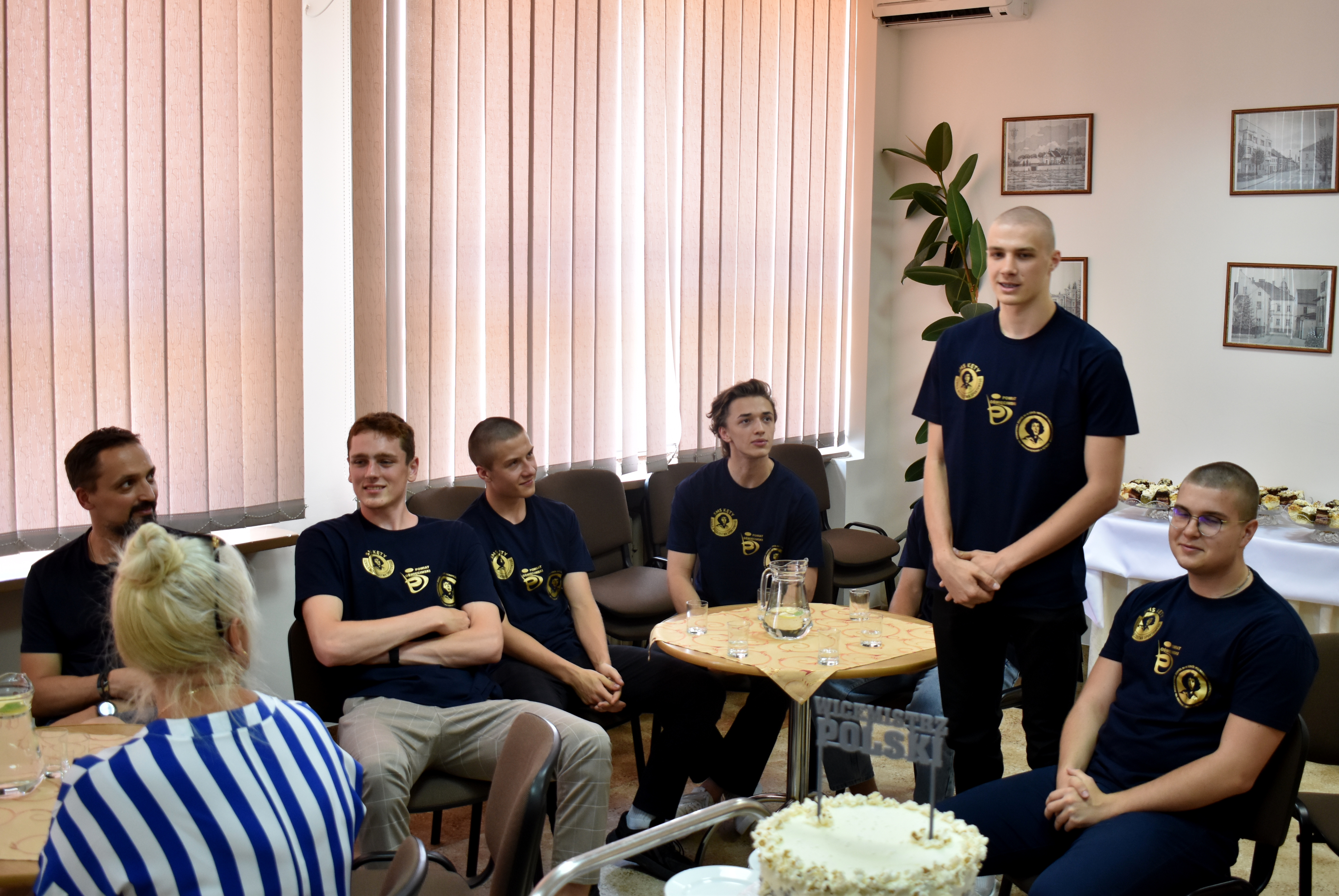 Grupa siatkarzy z Kęt. Przemawia jeden z nich