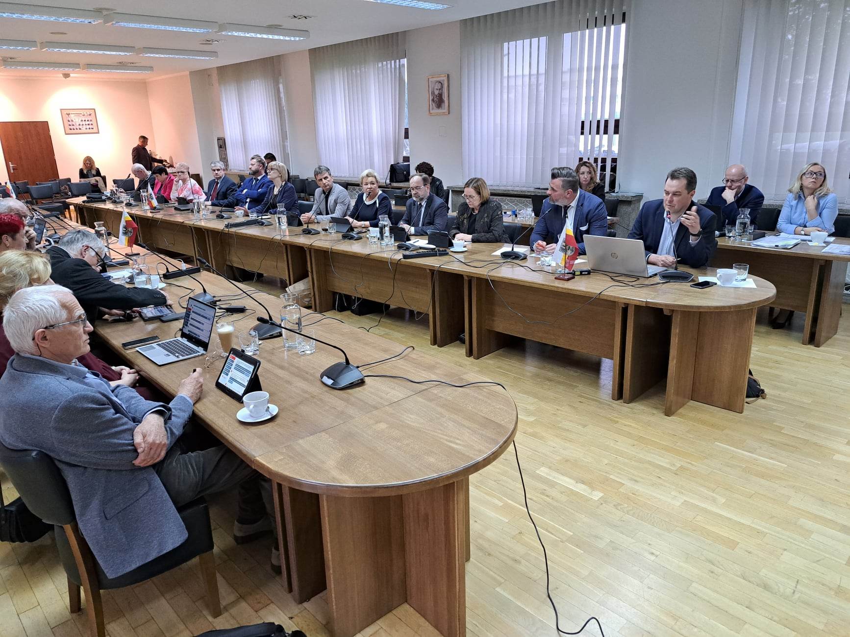 Na zdjęciu radni obradujący w sali sesyjnej w internacie popularnego Chemika