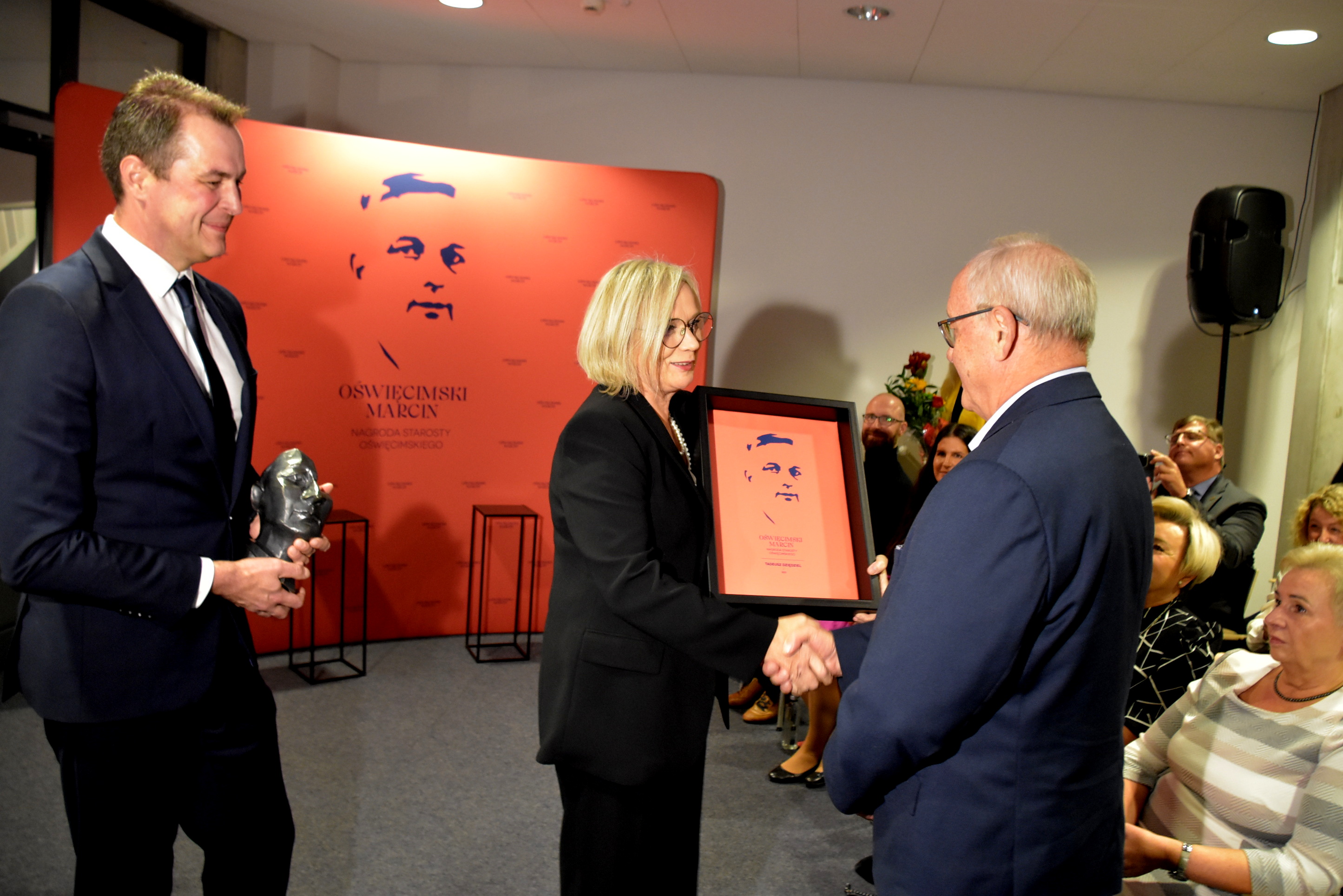 Moment wręczenia Nagrody Tadeuszowi Dziędzielowi przez posłankę Dorotę Niedzielę i starostę Andrzeja Skrzypińskiego