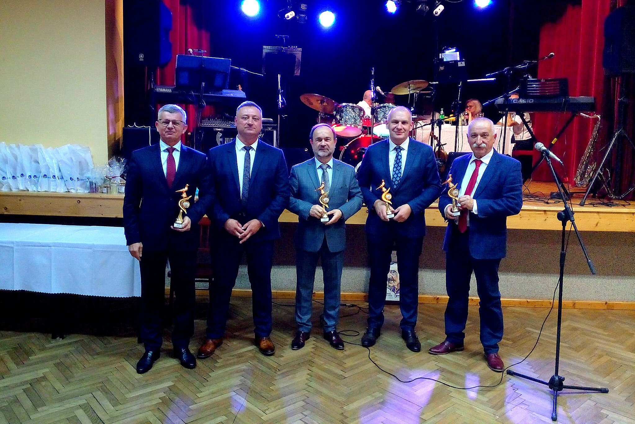 Pamiątkowe zdjęcie hodowców gołębi z Osieka wraz z włodarzami
