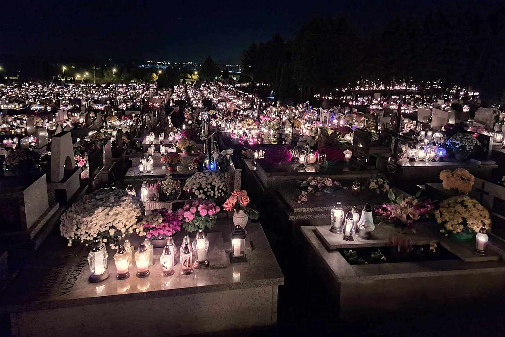 widok nocą na cmentarz komunalny w Oświęcimiu