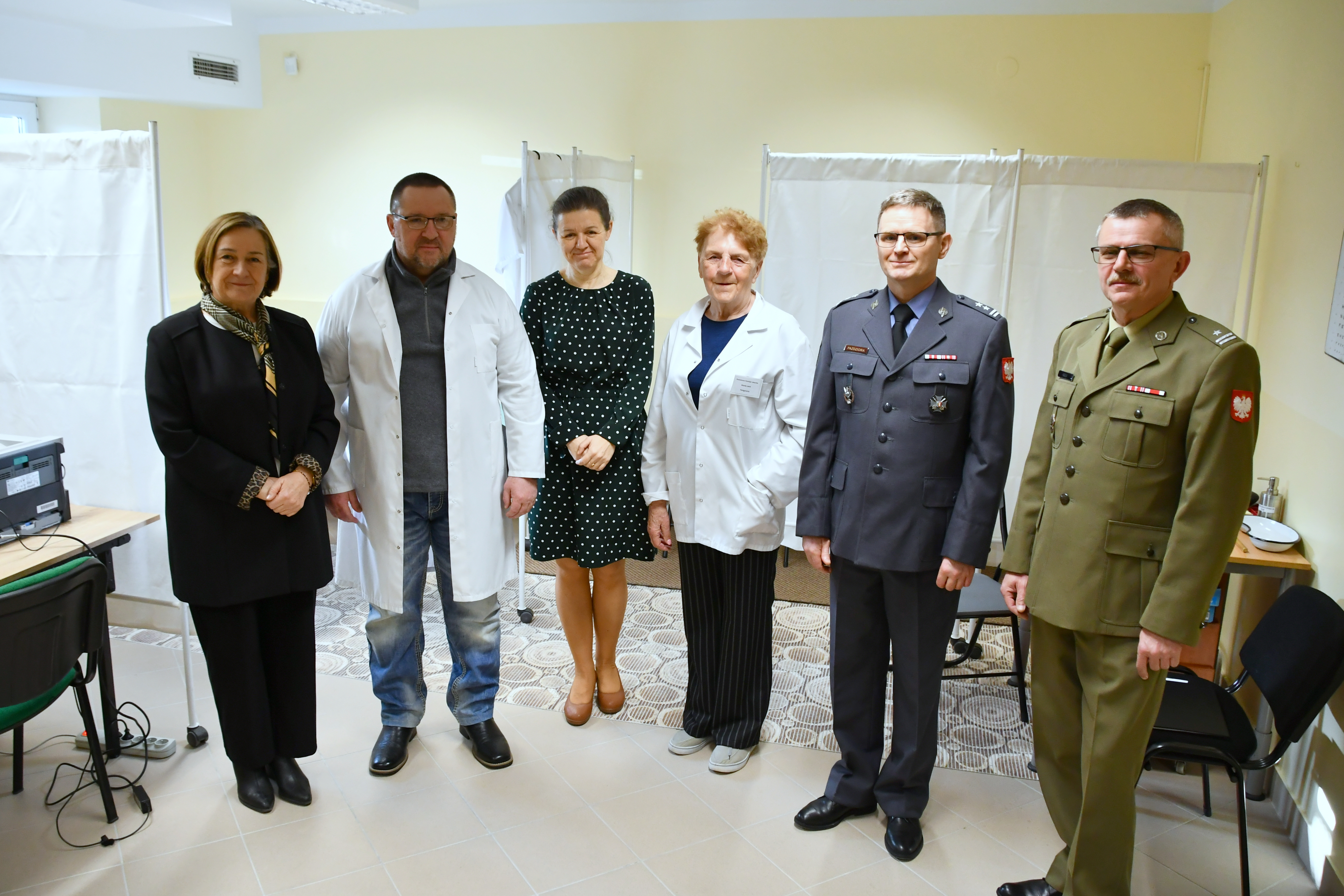 Wicestarosta, przedstawiciele WCR i członkowie komisji na pamiątkowym zdjęciu