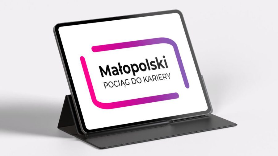 Na ekranie laptopa napis Małopolski pociąg do kariery