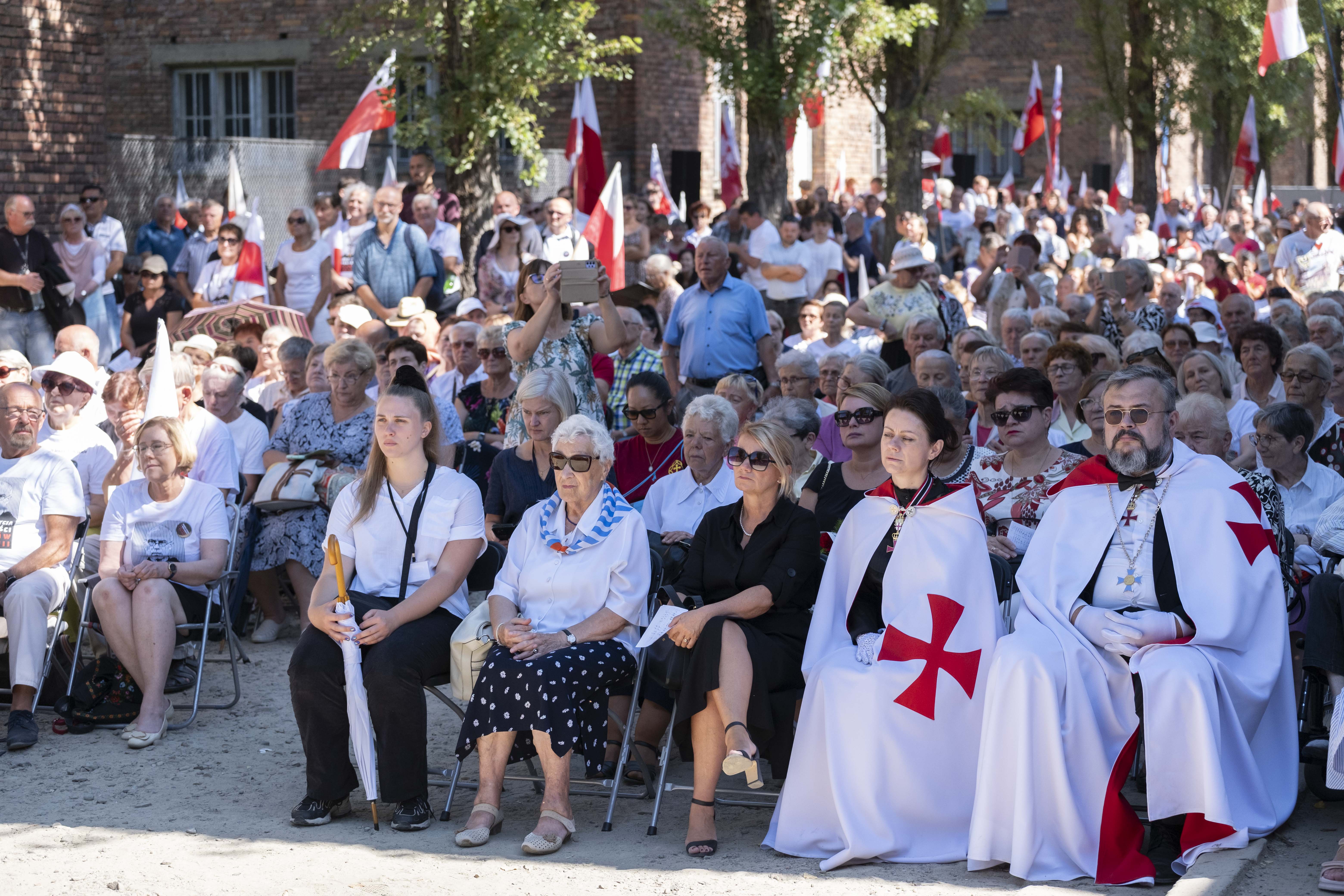 Uczestnicy mszy św. na terenie byłego niemieckiego obozu koncentracyjnego Auschwitz