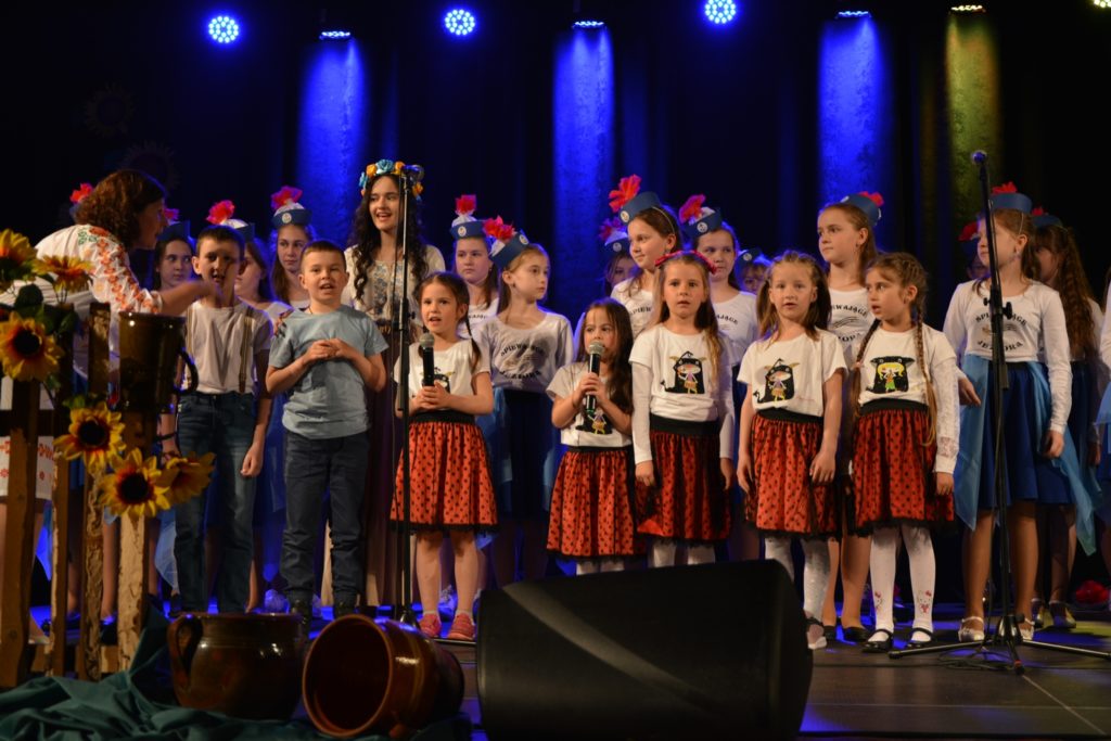 Występ jednego z zespołów na koncercie charytatywnym w Przeciszowie.