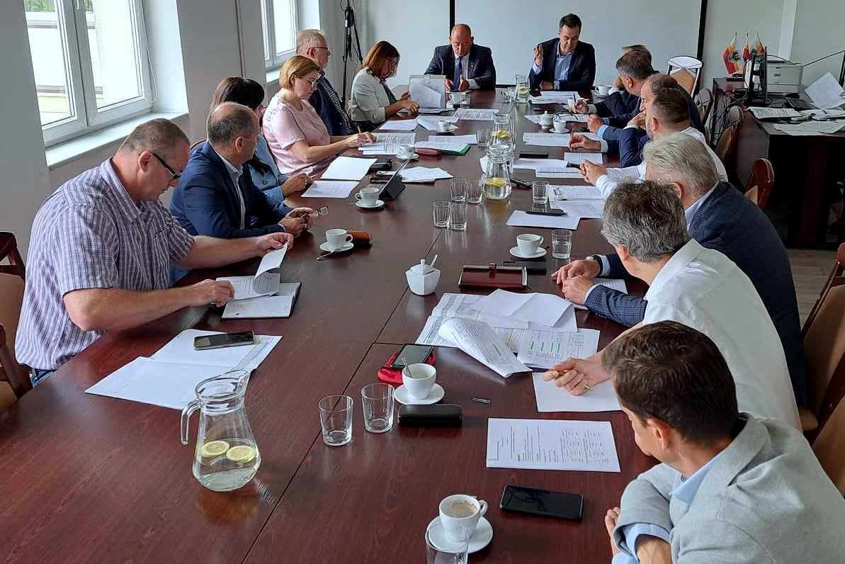 Obrady zaproszonych do starostwa włodarzy na spotkanie w sprawie VII etapu OSPR