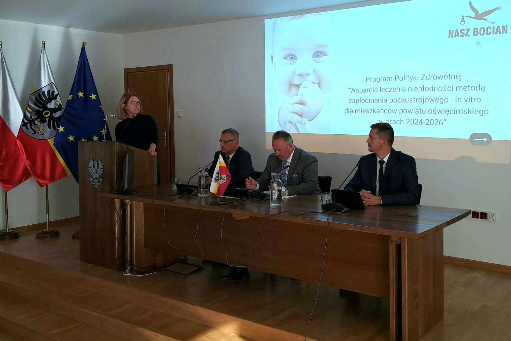 Marta Górna referuje powiatowy program leczenia niepłodności na sesji rady powiatu