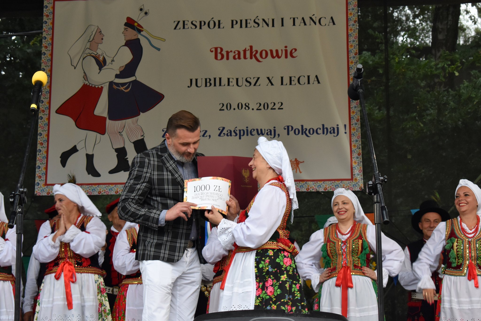 Wicestarosta przekazuje czek kierowniczce zespołu na działalność statutową.