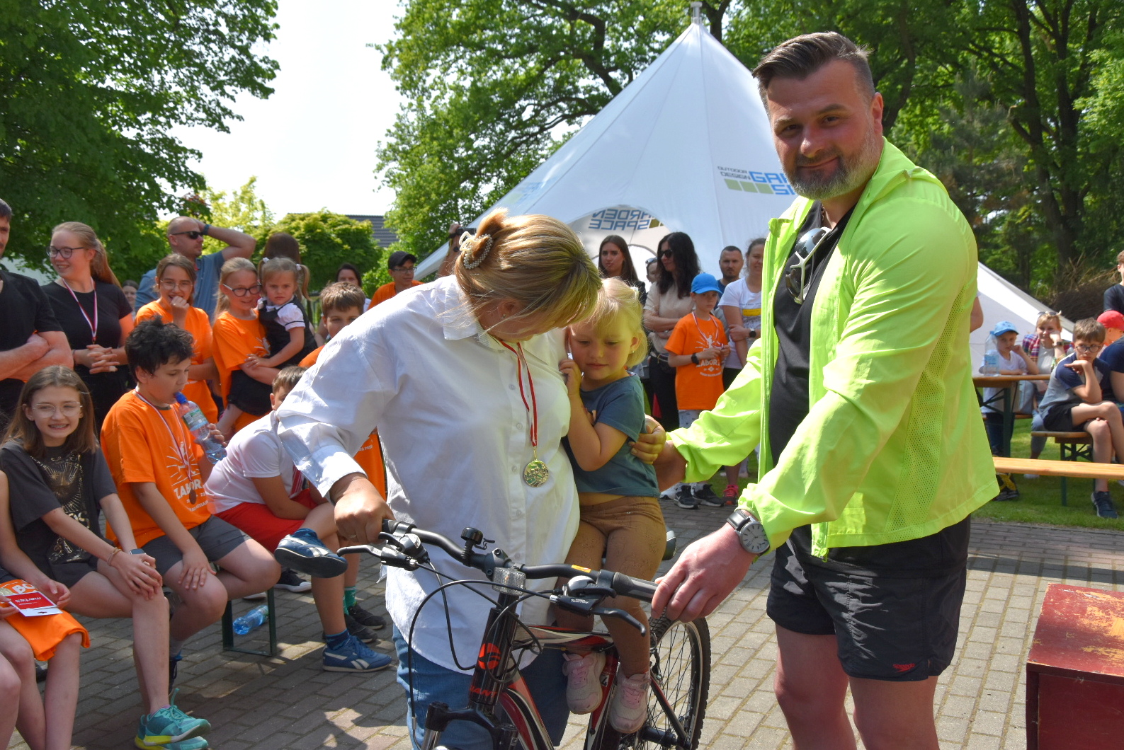 Wicestarosta Paweł Kobielusz wręcza nagrodę w postaci roweru dla uczestników biegu