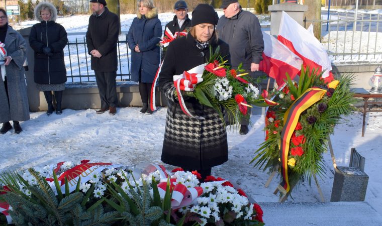 Kobieta składająca kwiaty