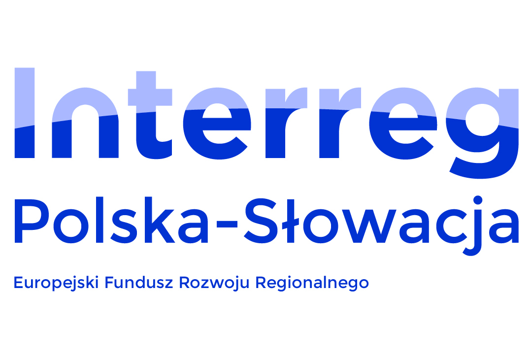 Na białym tle niebieski napis: Interreg Polska pauza Słowacja Europejski Fundusz Rozwoju Regionalnego.