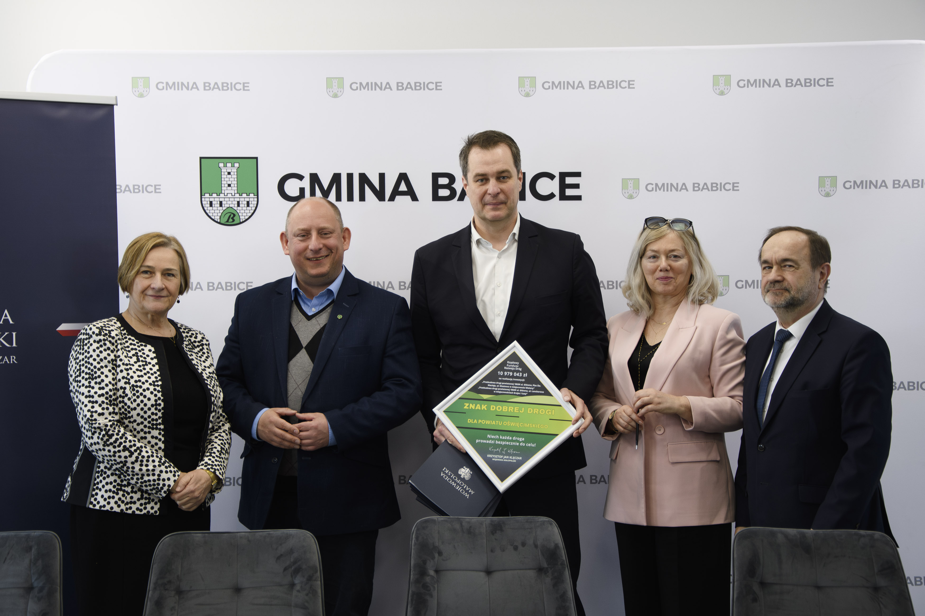 Pamiątkowe zdjęcie władz Powiatu Oświęcimskiego z wojewodą małopolskim po podpisaniu umowy na dofinansowanie remontu dróg