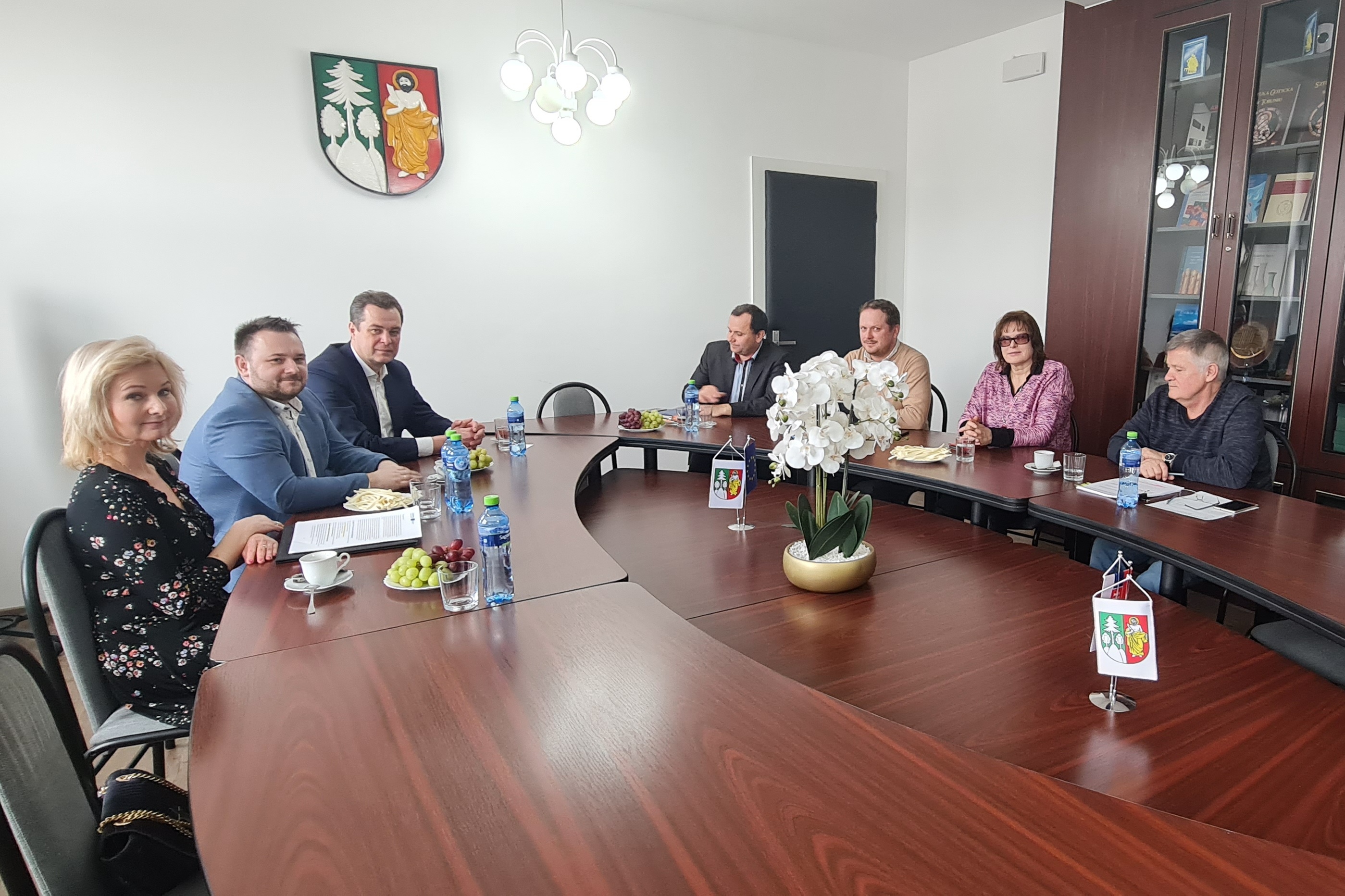 Na zdjęciu uczestnicy spotkania w magistracie w Czadcy z udziałem przedstawicieli miejscowych władz i gości z Powiatu Oświęcimskiego