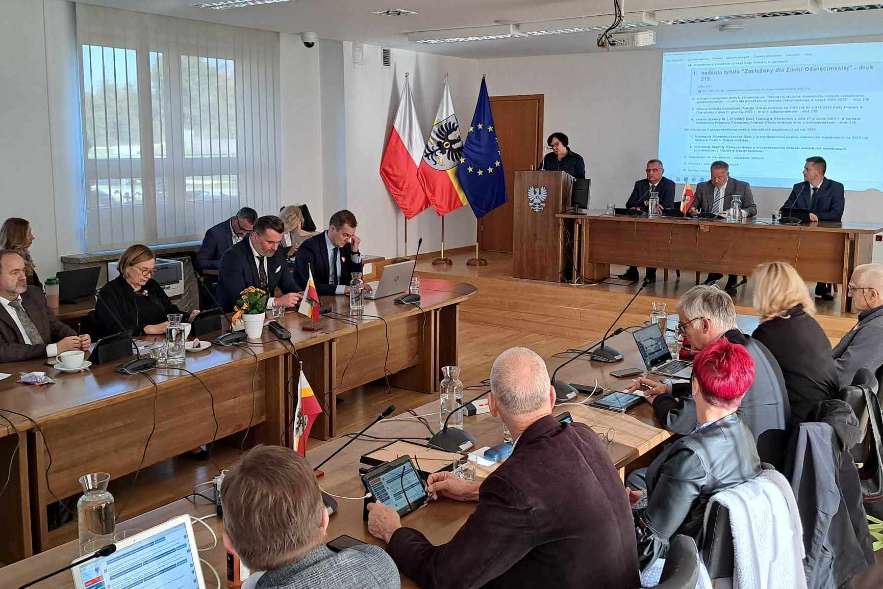 Dyrektorka powiatowego środowiskowego domu samopomocy w Kętach przybliża radnym sylwetkę nagrodzonego lekarza