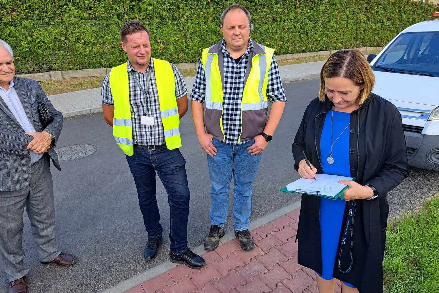 Na kolażu złożom z dwóch zdjęć widać przemawiających na uroczystej sesji rady miasta starotę i wicestarostę