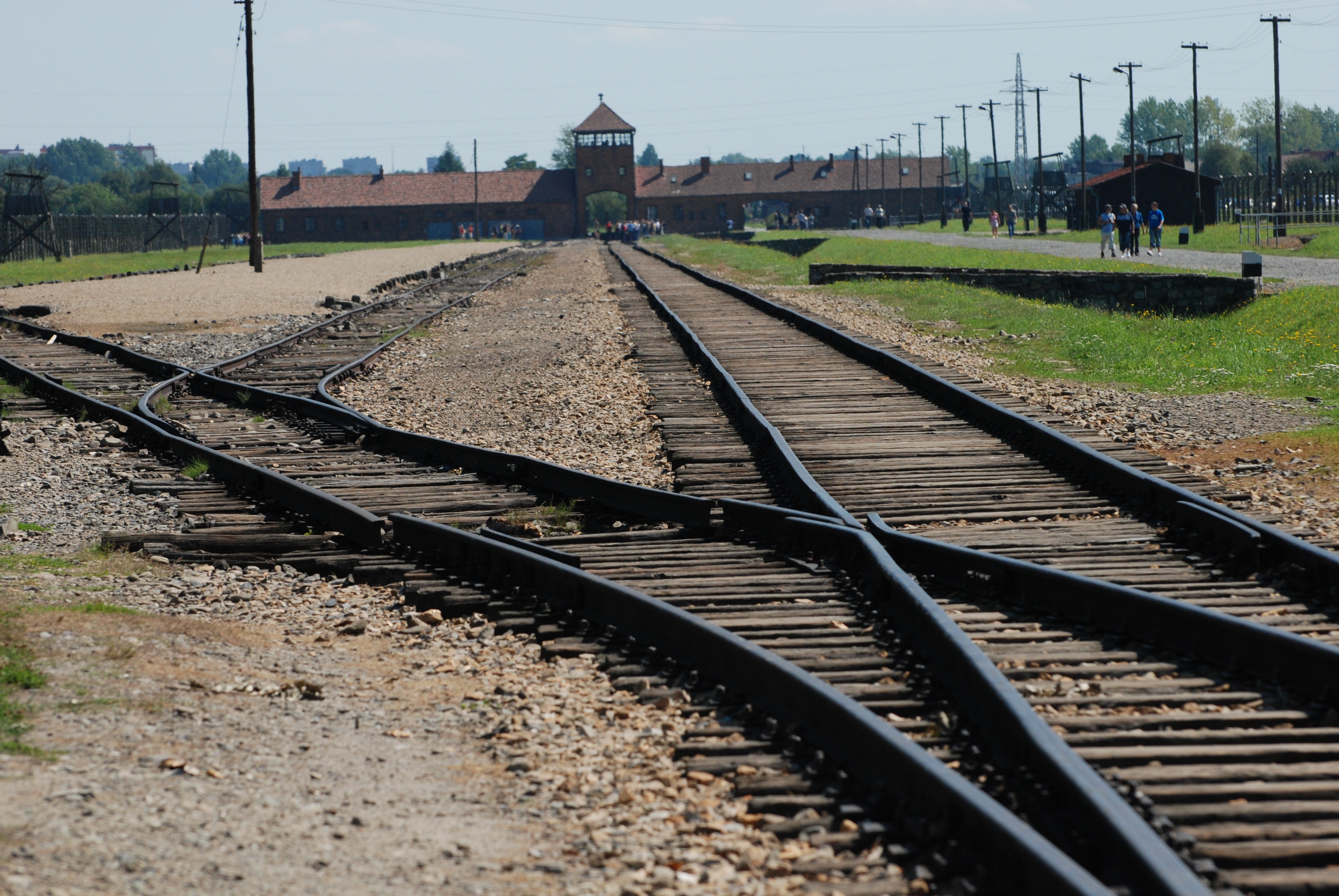 Na zdjęciu widok na rampę i bramę śmierci w byłym obozie zagłady Birkenau.