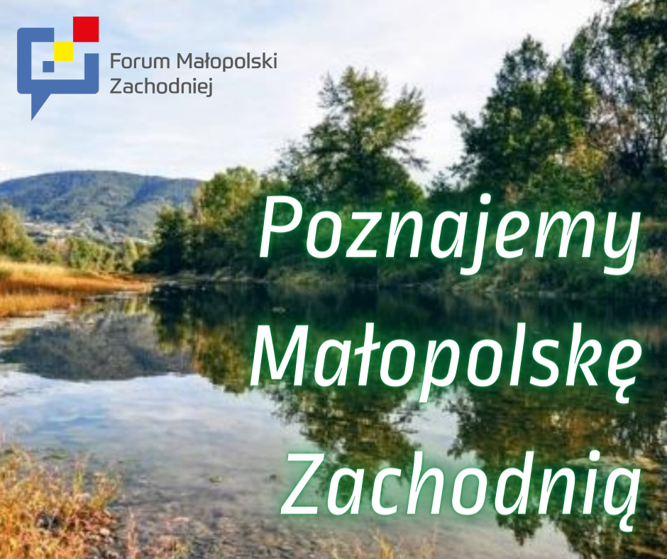 Na zdjęciu góry, lasy i jezioro. Napisy Poznajemy Małopolskę Zachodnią i Forum Małopolski Zachodniej z logotypem.