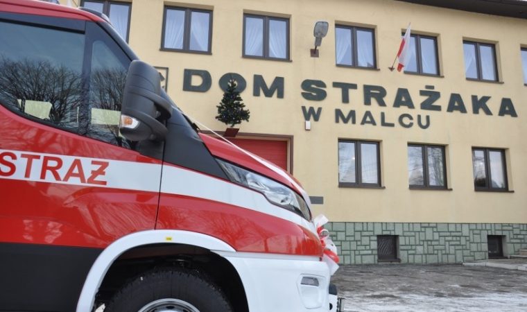 Wóz strażacki na tle domu strażaka w Malcu