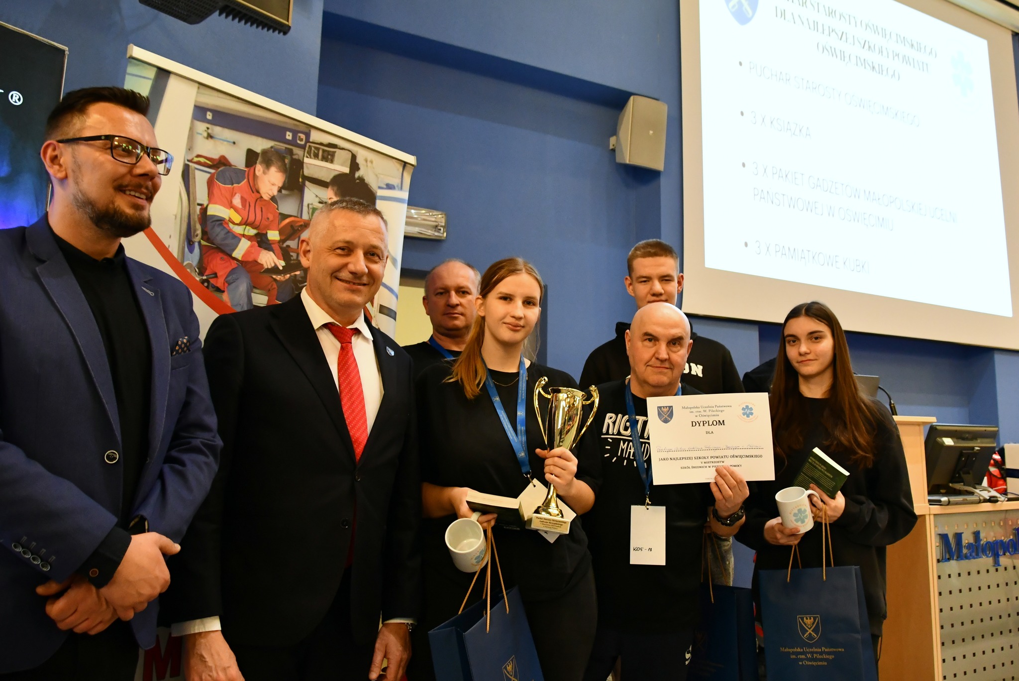 Na zdjęciu uczniowie popularnych Ozetów wraz z przedstawicielami organizatorów