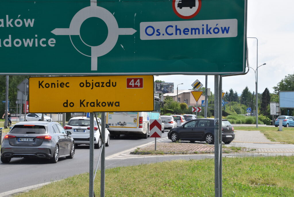 samochody stojące w korku u wlotu na rondo Andrzeja Telki w Oświęcimiu