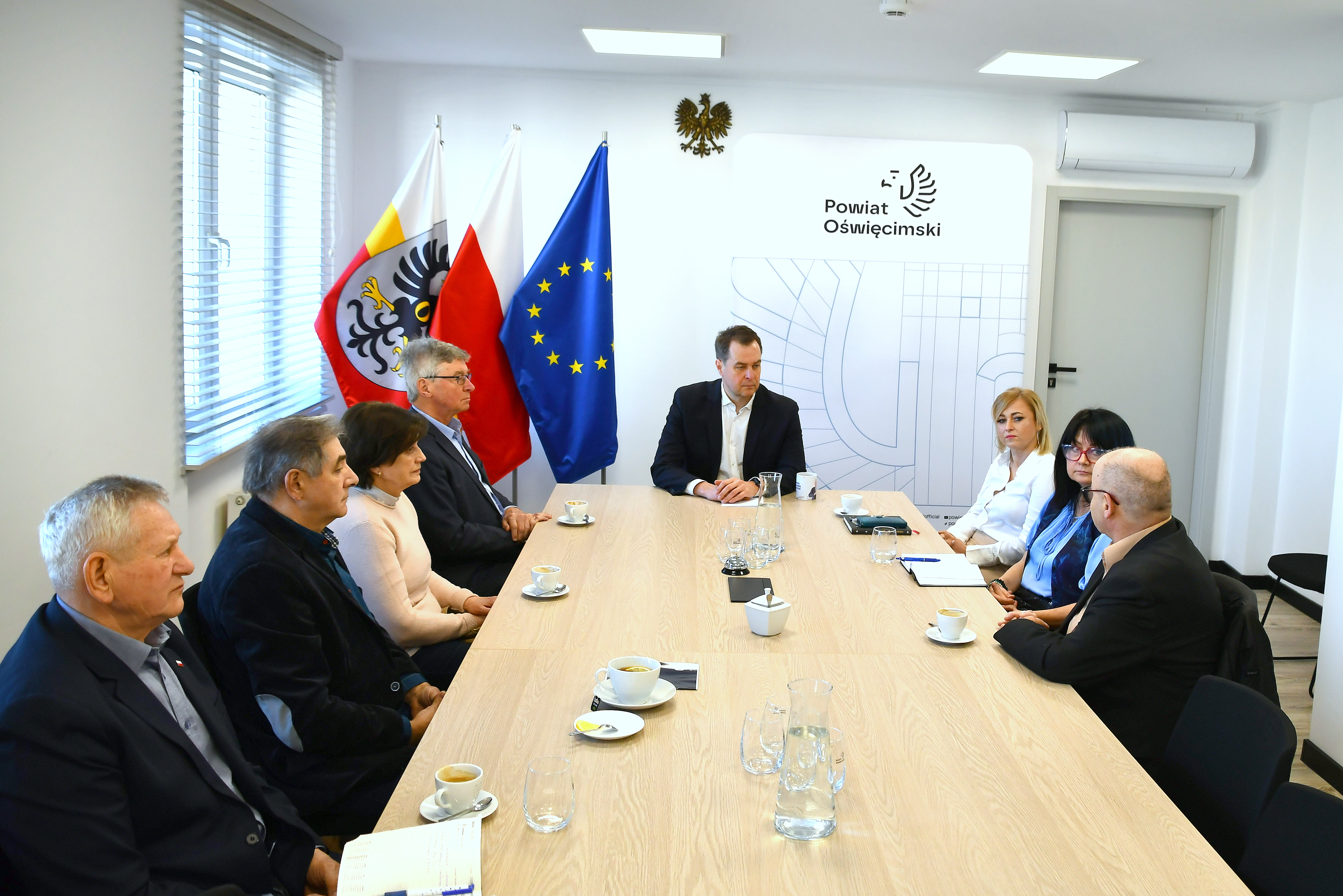 Spotkanie w sali zarządu z udziałem starosty, mieszkańców Jawiszowic i radnej wojewódzkiej