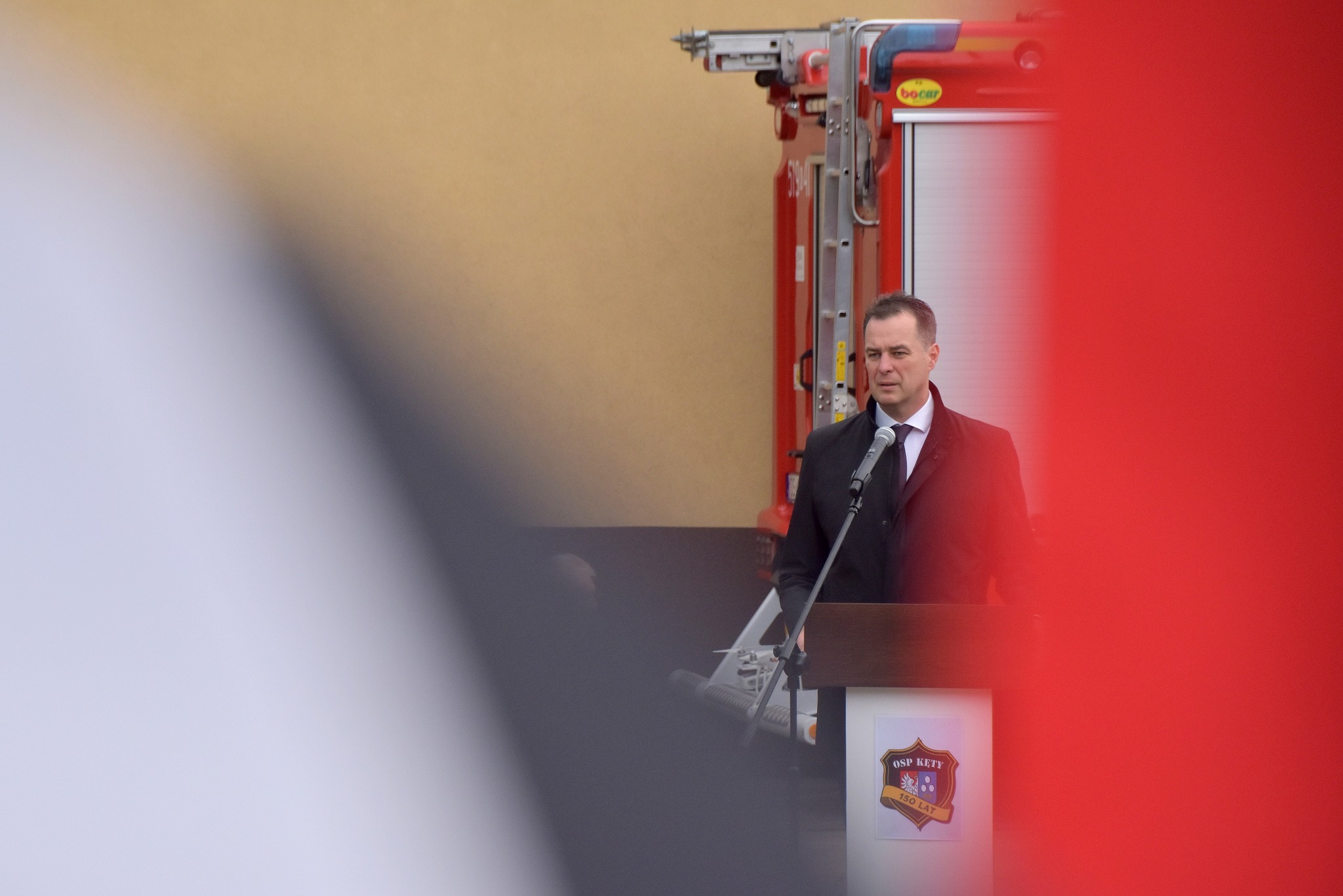Na terenie remizy w Kętach przemawia starosta oświęcimski