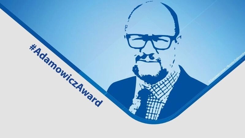 Na niebieskim tle zarys twarzy śp. Pawła Adamowicza i napis hasztagAdamowiczAwards