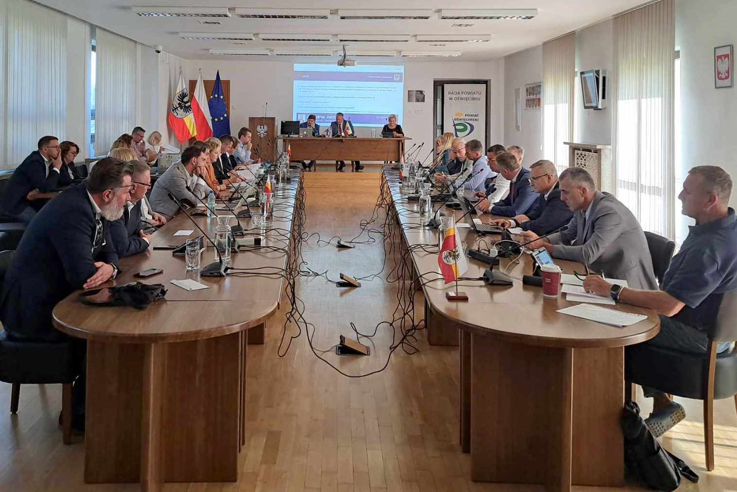 Radni debatujący podczas V sesji Rady Powiatu w Oświęcimiu