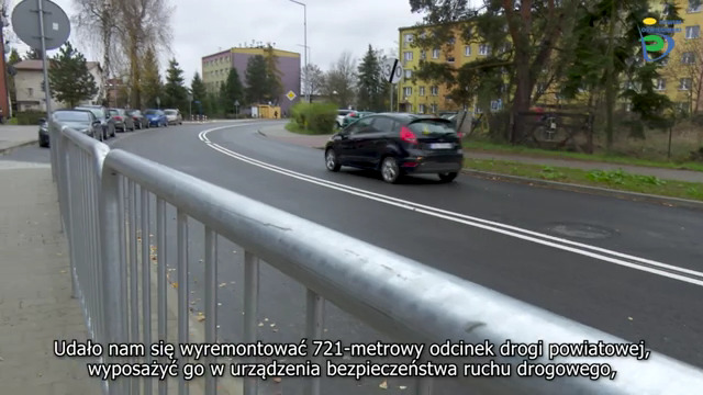 Na zdjęciu fragment zmodernizowanej drogi powiatowej ulica Nideckiego na osiedlu Błonie w Oświęcimiu. Na pierwszym planie barierki ochronne.