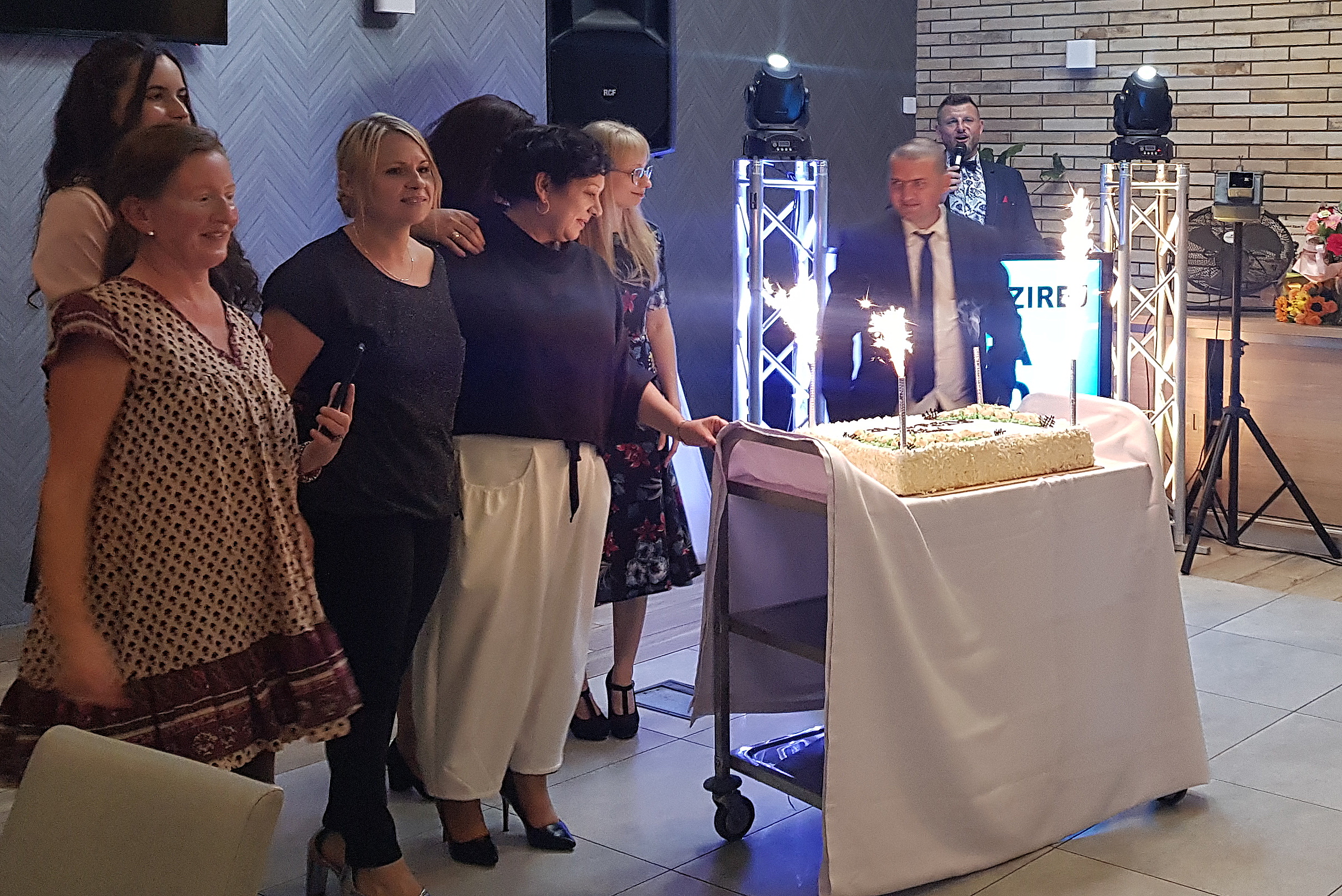Personel i podopieczni Domu świętują przy ogromnym torcie