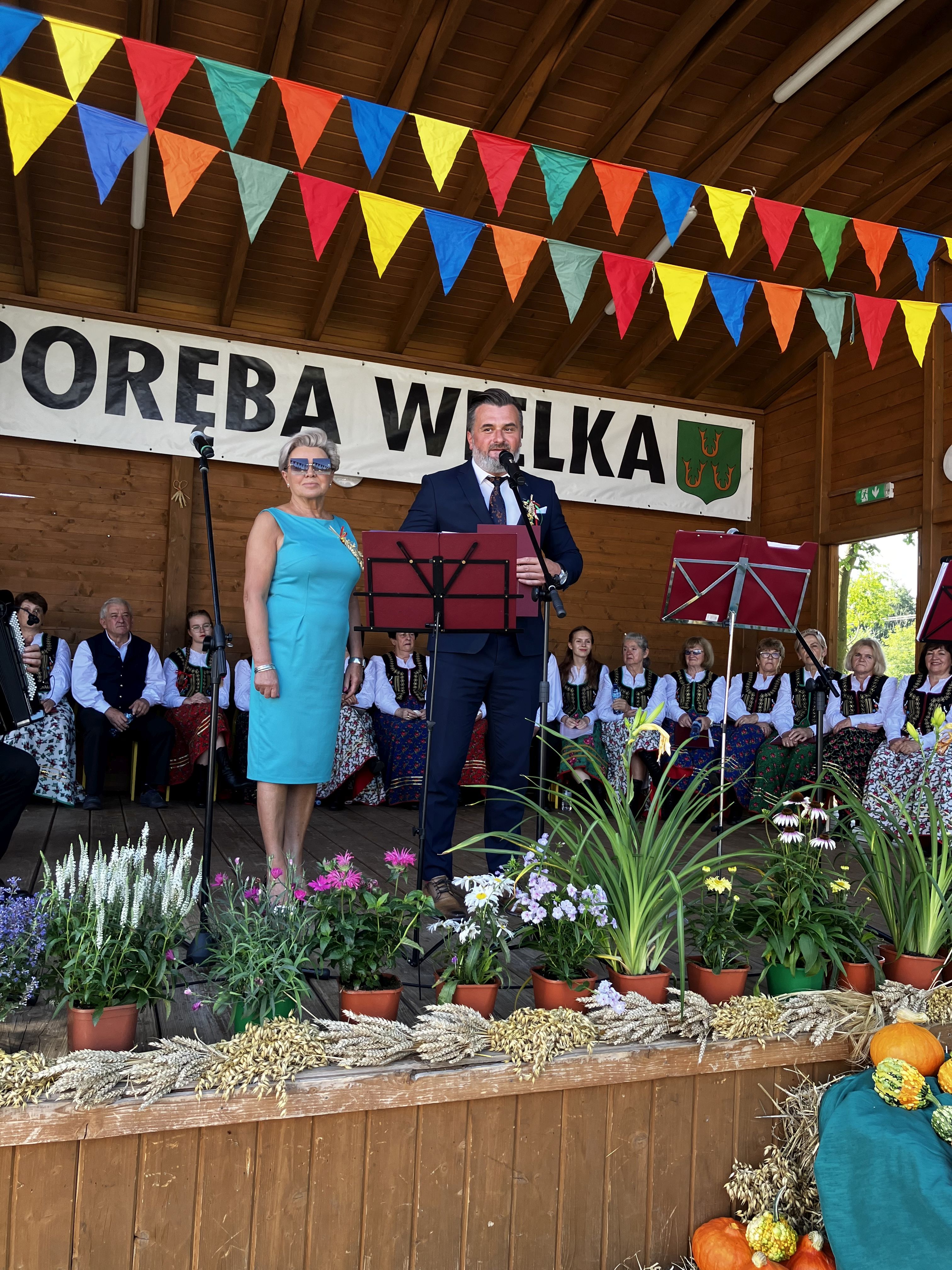 Wicestarosta Paweł Kobielusz podczas występu na scenie w trakcie dożynek