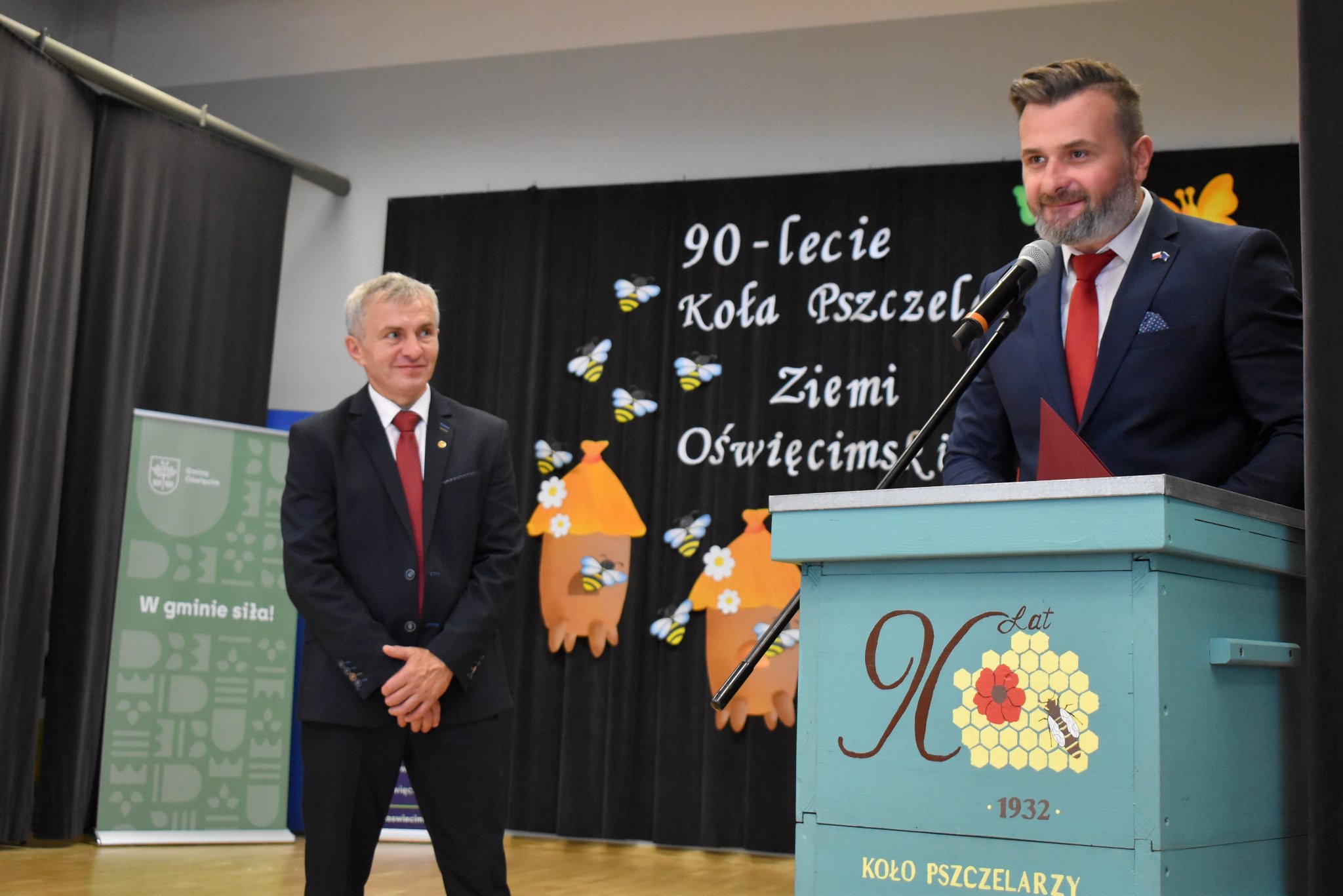 Wicestarosta gratuluje prezesowi Koła Pszczelarzy Ziemi Oświęcimskiej.