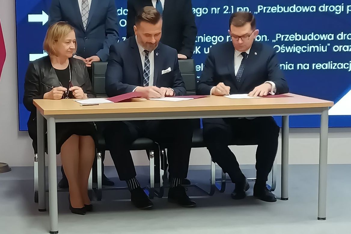 Wicestarosta wraz z członkinią zarządu powiatu oraz wojewodą w chwili złożenia podpisu pod umową na realizację inwestycji dofinansowanych z OSPR.