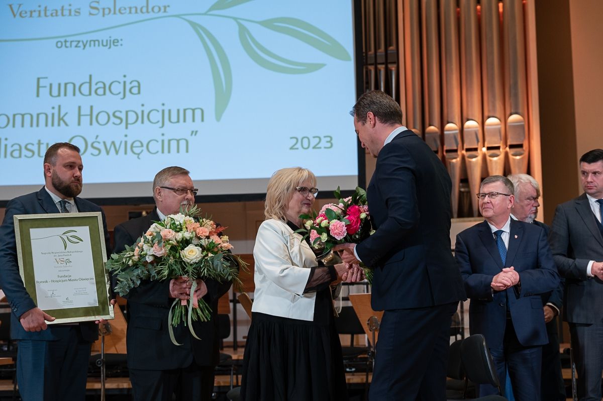 Gratulacje za otrzymaną nagrodę województwa małopolskiego odbiera od starosty oświęcimskiego prezes Fundacji