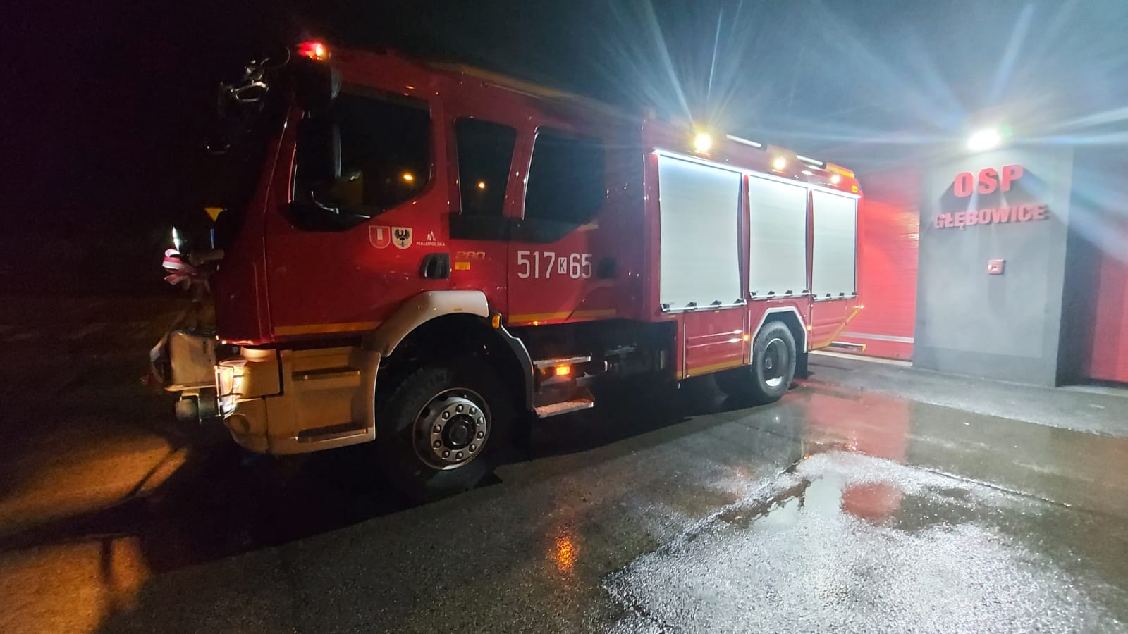 Samochód przekazany OSP w Głębowicach w pełnym szyku.