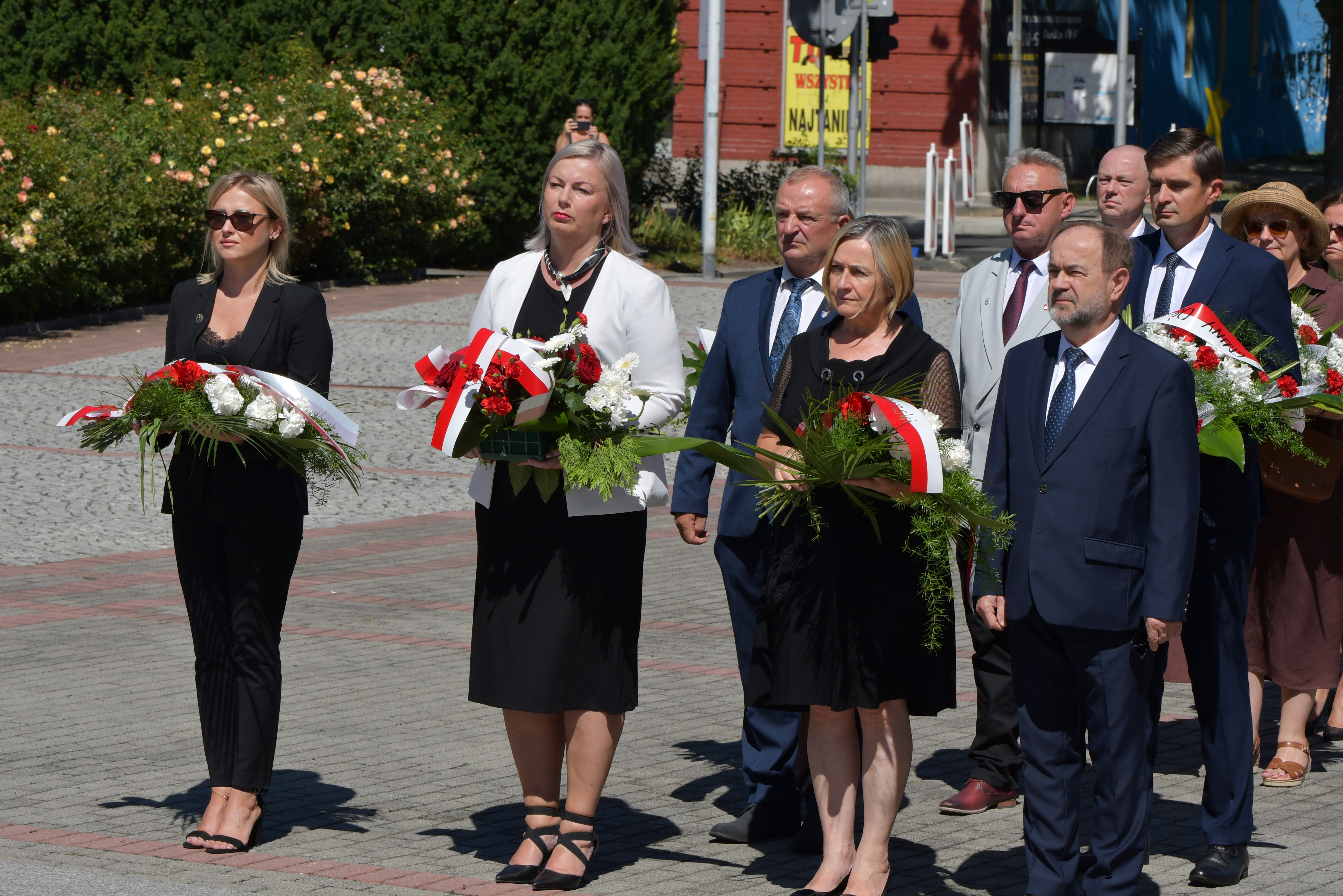 Delegacja Powiatu stoi przed Grobem Nieznanego Żołnierza w Oświęcimiu