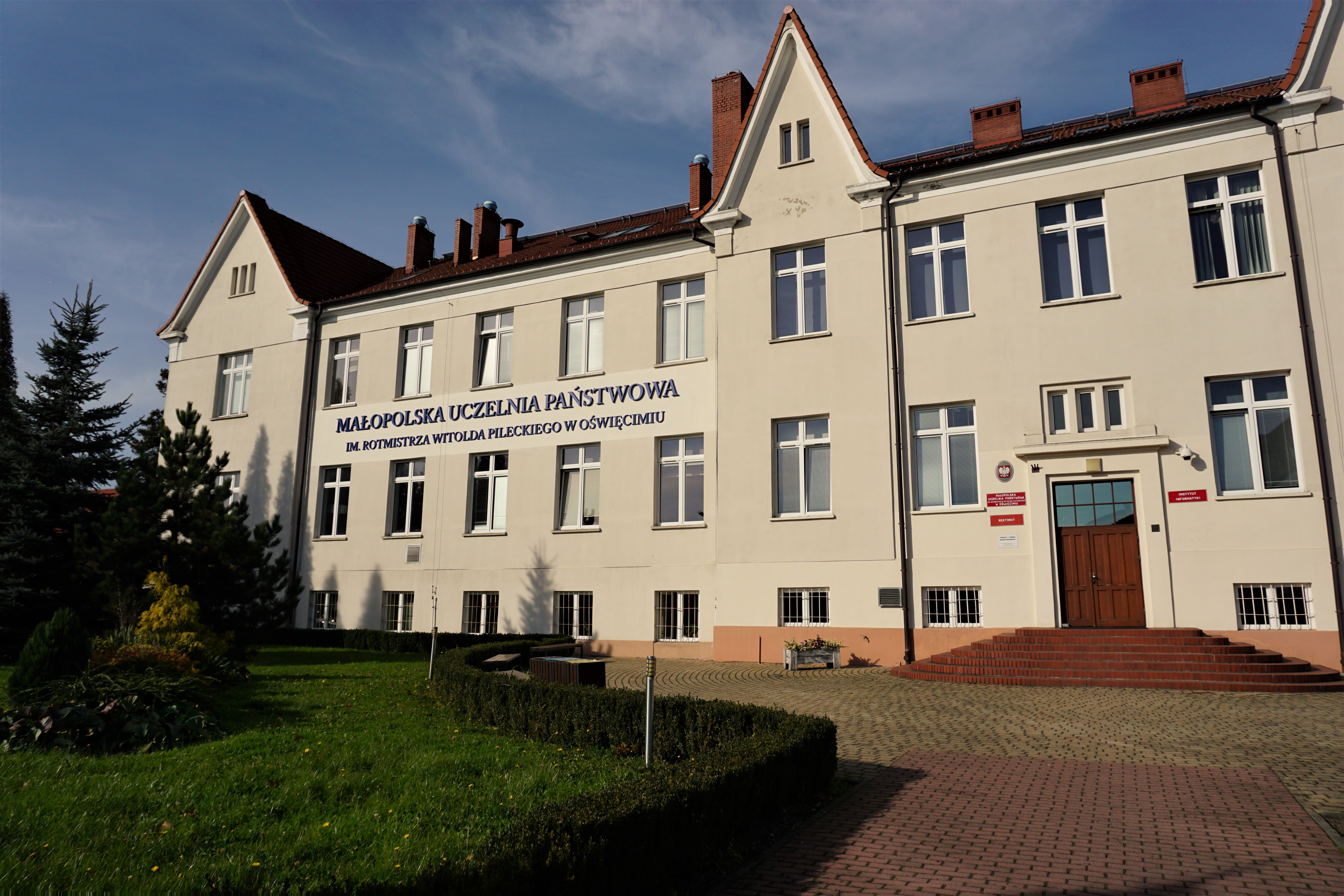 Na zdjęciu budynek Małopolskiej Uczelni Państwowej w Oświęcimiu.