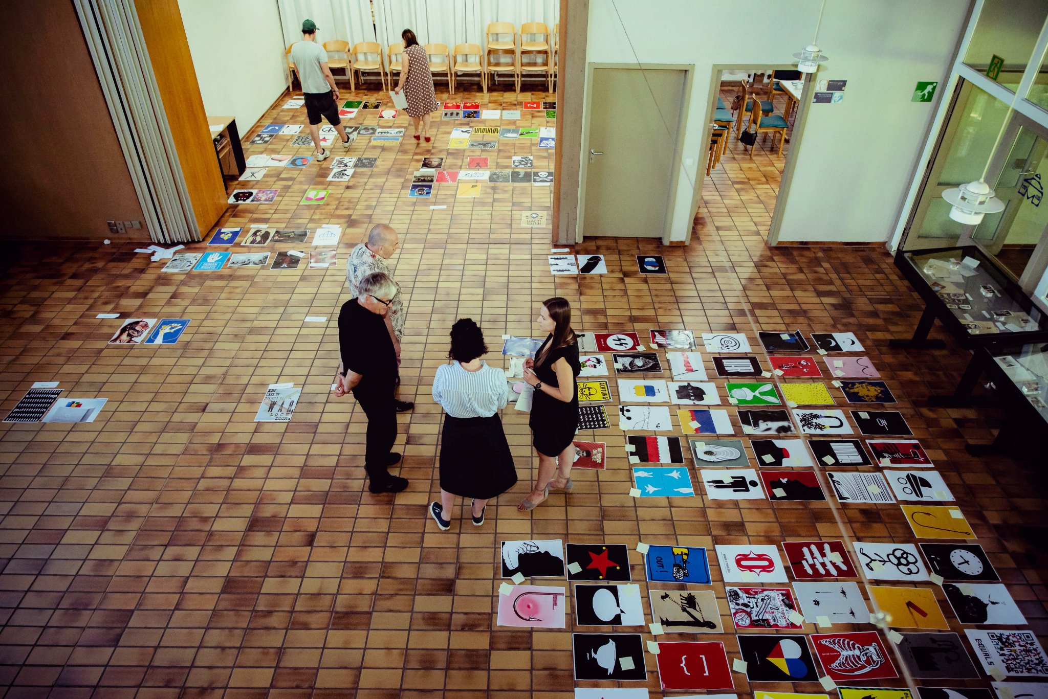 Na zdjęciu członkowie jury oceniają prace nadesłane na biennale plakatu w MDSM.