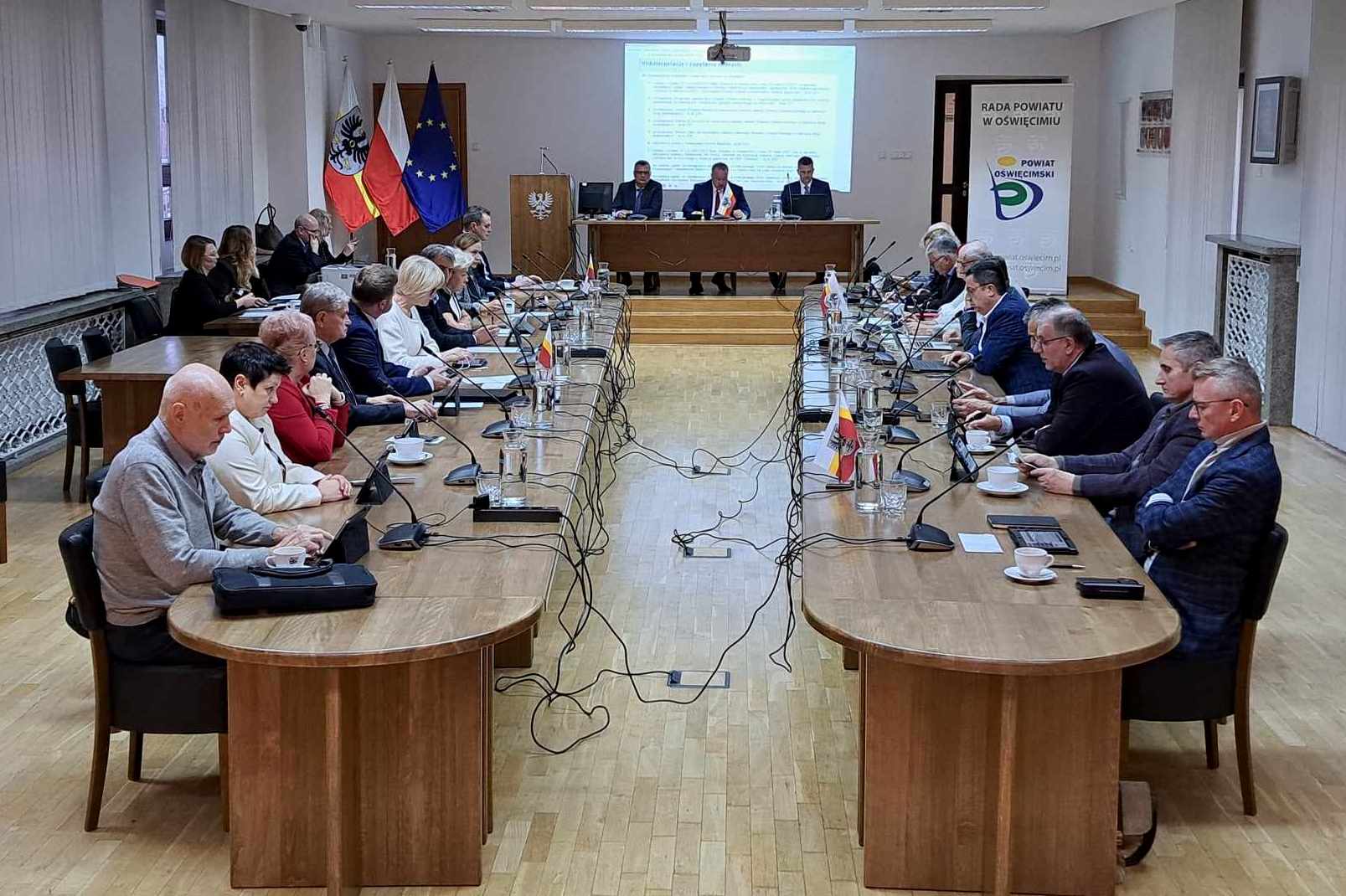 Radni obradujący podczas listopadowej sesji Rady Powiatu w Oświęcimiu
