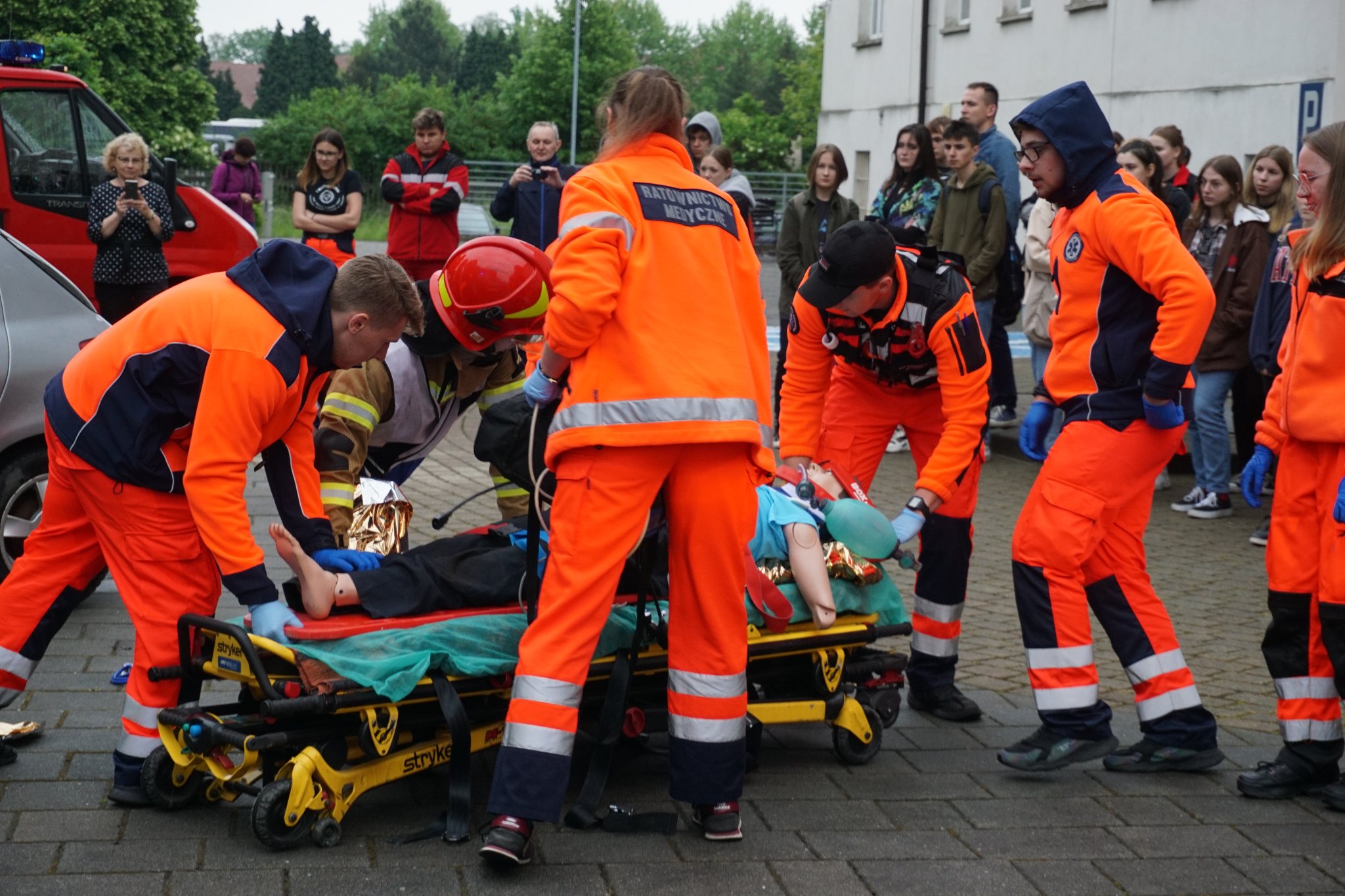 Na zdjęciu kadr z akcji ratowników podczas pierwszej edycji mistrzostw na dziedzińcu oświęcimskiej uczelni.