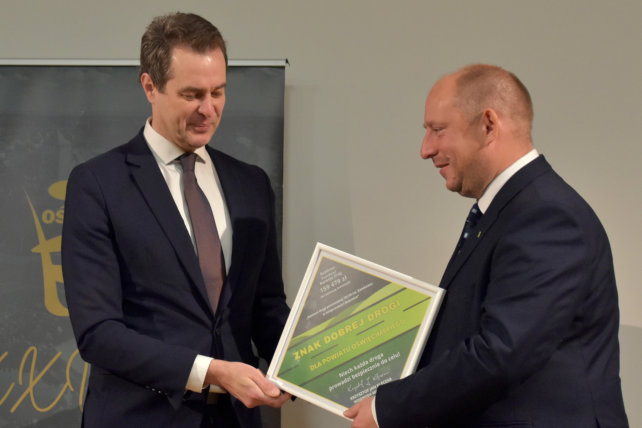 Wojewoda wręcza staroście oświęcimskiemu dokument potwierdzający rządowe wsparcie na remont drogi powiatowej w Bulowicach