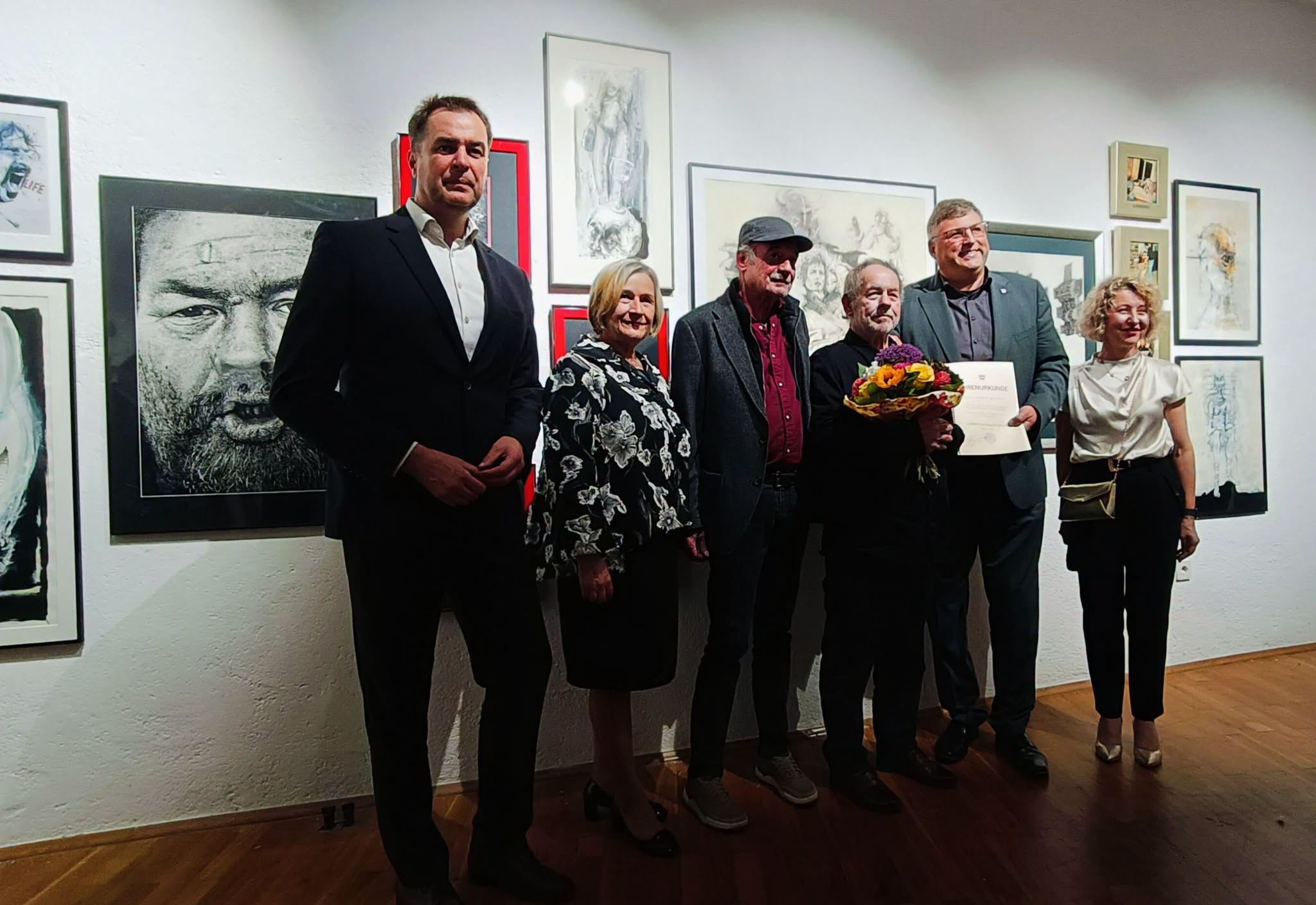 Pamiątkowe zdjęcie władz Powiatu Oświęcimskiego z artystą Pawłem Warchołem w galerii w Dachau