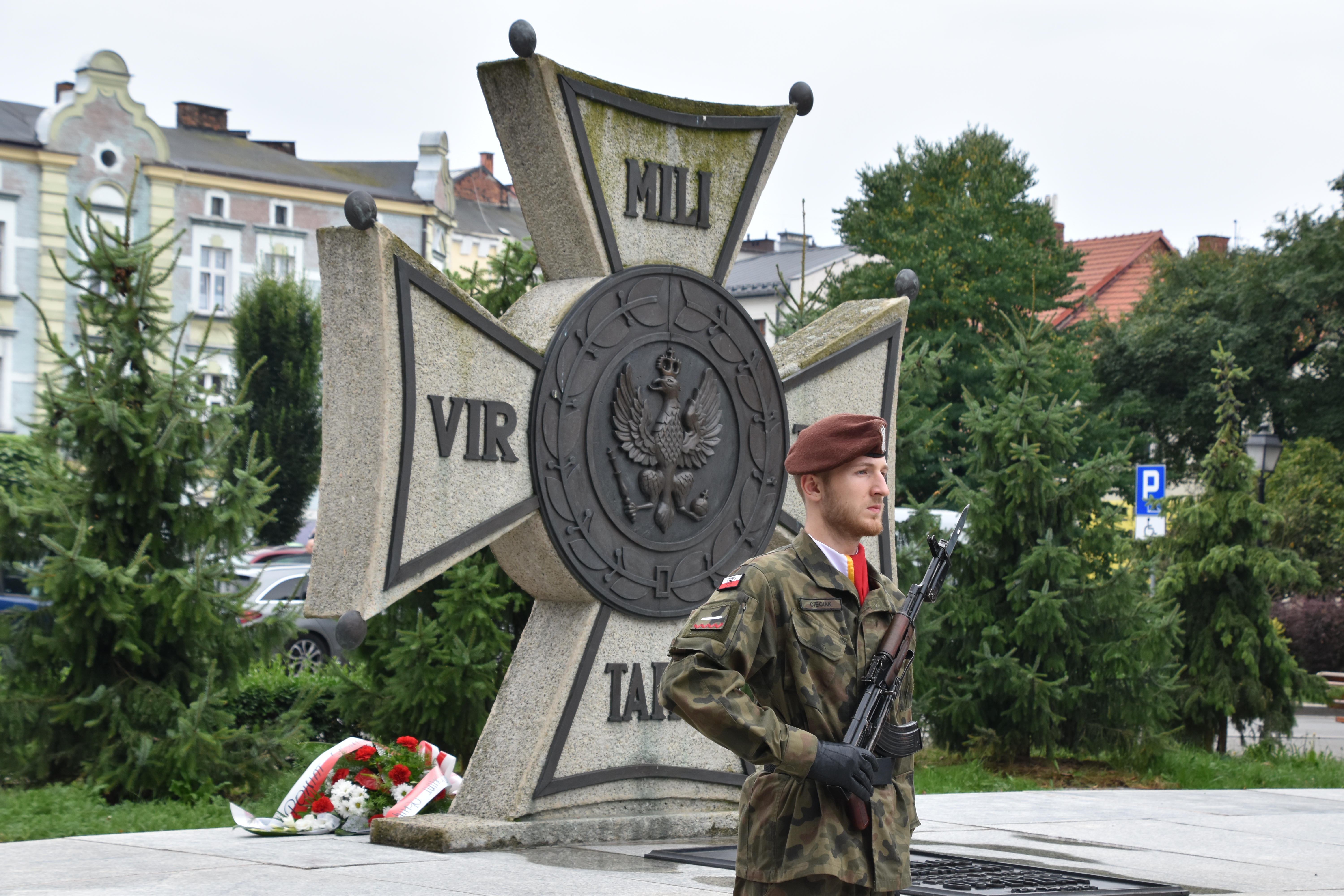 Żołnierz na tle krzyża Virtuti Militari