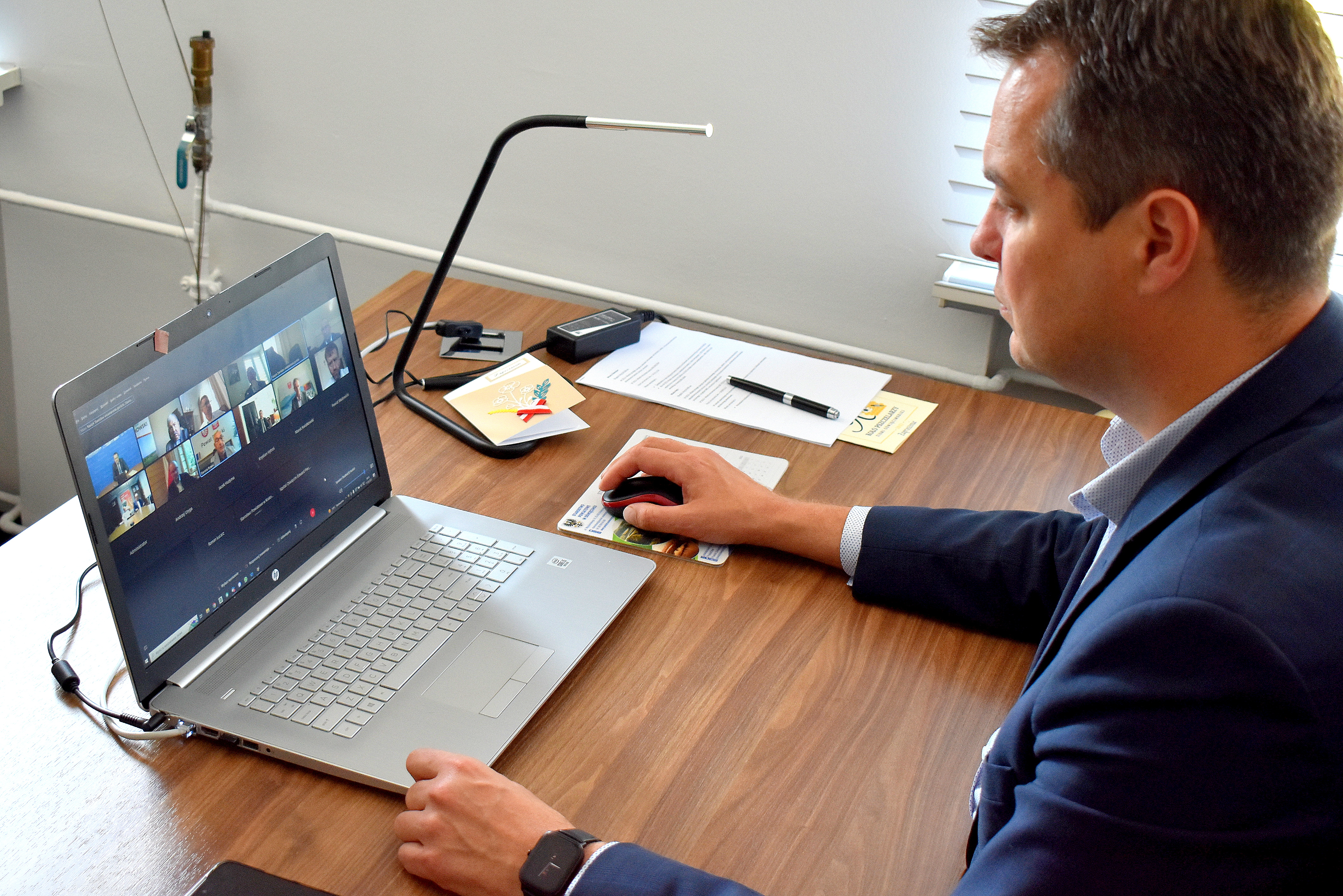 Starosta uczestniczy w spotkaniu online konwentu powiatów województwa małopolskiego. Przed sobą ma laptop.