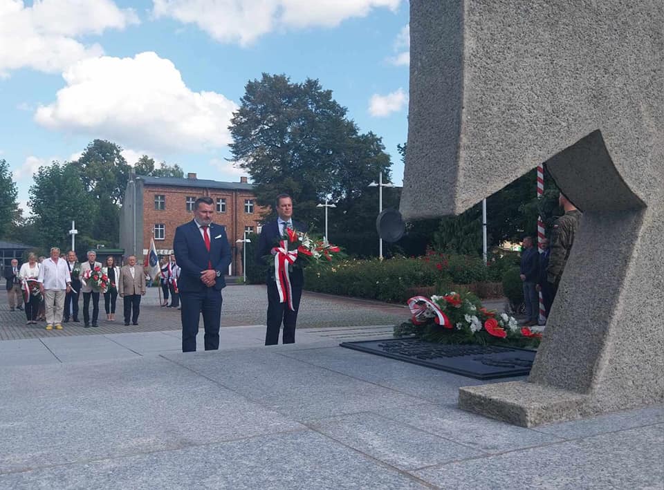 Kwiaty na płycie Grobu Nieznanego Żołnierza w Oświęcimiu składają starosta i wicestarosta