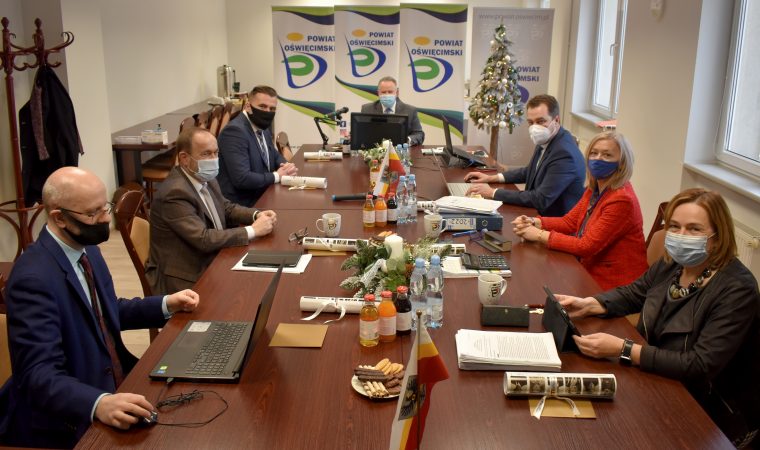 Grupa radnych siedzących wspólnie przy stole