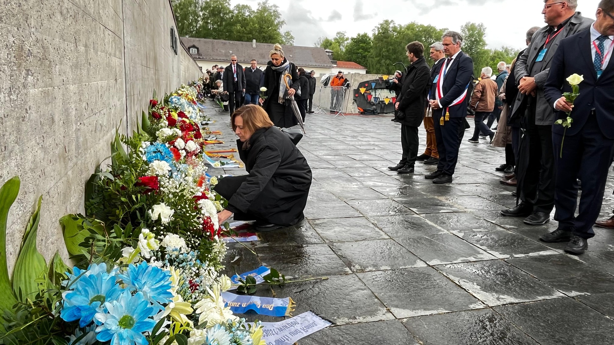 Kwiaty pod pomnikiem w KL Dachau składa wicestarosta Teresa Jankowska