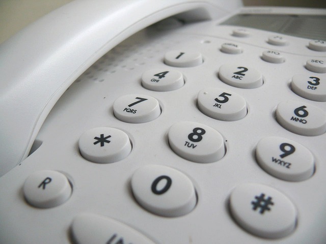 Na zdjęciu stacjonarny aparat telefoniczny w kolorze białym.