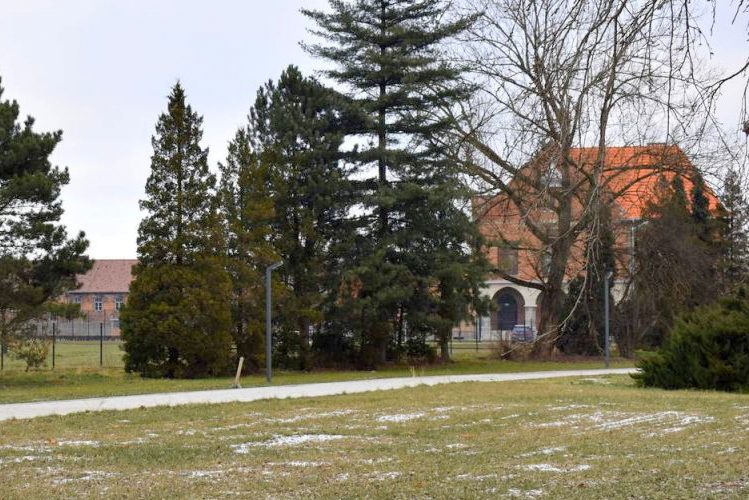 Widok na fragment zabudowań byłego obozu koncentracyjnego Auschwitz.